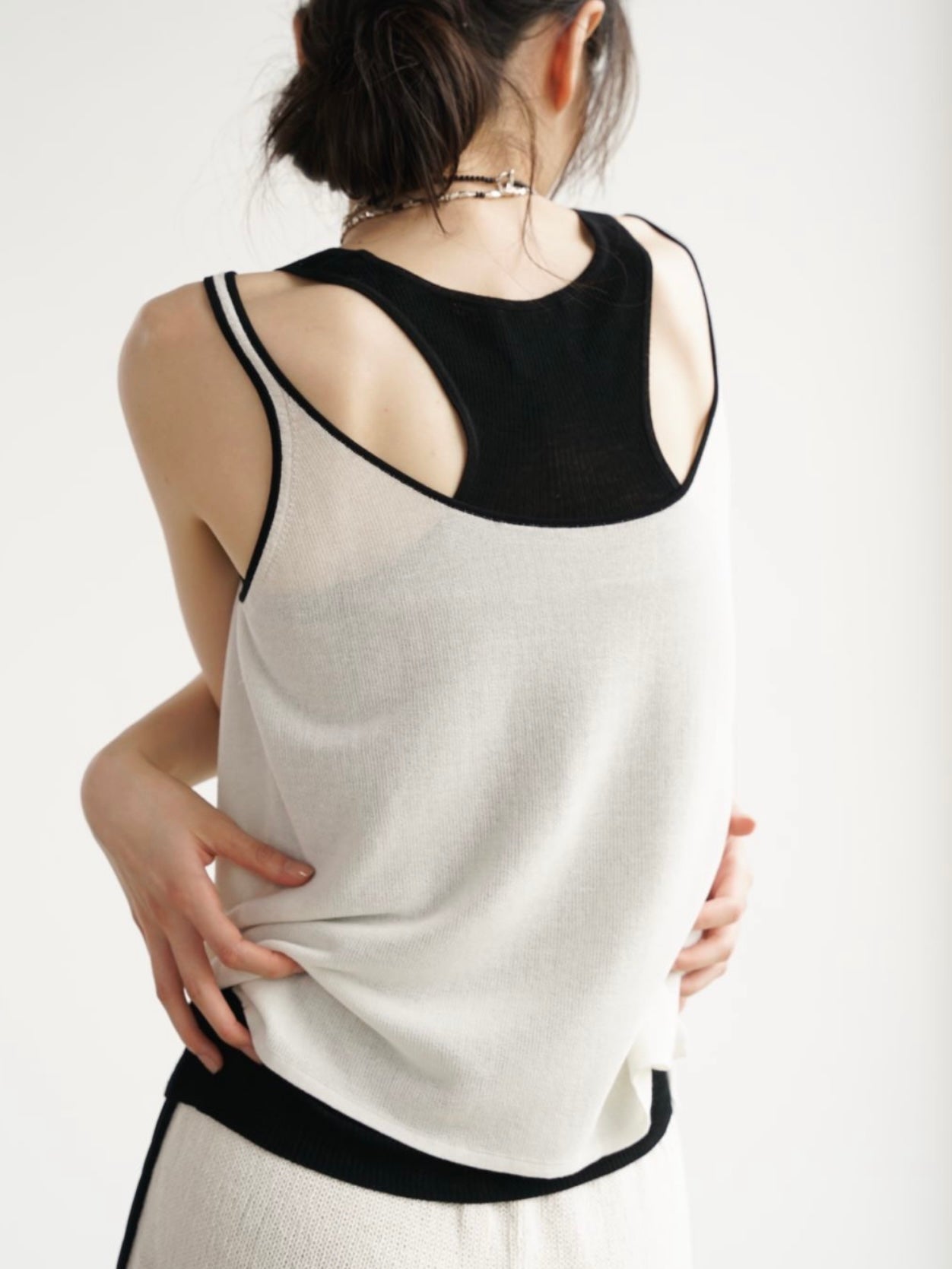 COSYCOZY Loose U-neck Tank Top